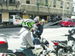 Agentes de movilidad. El operativo también contempla sanciones por invadir banquetas o por viajar con exceso de pasajeros. EL INFORMADOR / E. Barrera