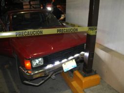 Los policías pretendían ayudar al conductor de una camioneta tipo Pick up roja se estrelló contra un poste. ESPECIAL /