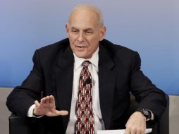 Kelly aseguró que el primer decreto migratorio se trataba de una ‘pausa’ para garantizar que ningún ‘terrorista’ entrara al país. AP / M. Schrader