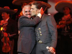 Alejandro Fernández felicitó a su padre Vicente Fernández quien cumplió este viernes 77 años de vida. EL INFORMADOR / ARCHIVO