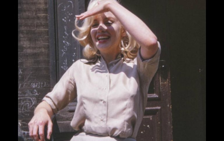 En las fotos, tomadas del 8 de julio de 1960, Monroe aparece afuera de los estudios Fox en NY con un bulto en su vientre. ESPECIAL / www.dailymail.co.uk