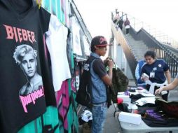 En las inmediaciones del Foro Sol no faltaron la venta de recuerdos. SUN / B. Fregoso