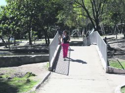 A decir de usuarios de la unidad deportiva, hay zonas sin iluminación que se convierten en refugio de drogadictos y asaltantes. EL INFORMADOR / G. Gallo