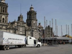 El equipo de sonido y producción ya se encuentra en la explanada del Zócalo a cargo de los últimos detalles. SUN / C. Mejía