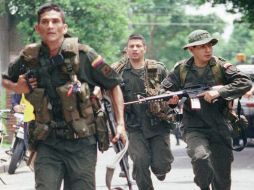 Miembros de la unidad antiexplosivos de la Policía recorren la zona para cerciorarse de que la zona es segura. AP / ARCHIVO