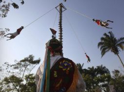 El origen del ritual de los Voladores de Papantla es por el agradecimiento ancestral a Chi'chini, el dios Sol. AP / ARCHIVO
