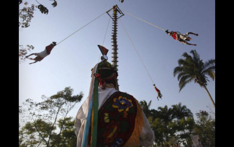 El origen del ritual de los Voladores de Papantla es por el agradecimiento ancestral a Chi'chini, el dios Sol. AP / ARCHIVO