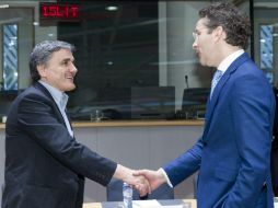 El ministro de Finanzas Euclid Tsakalotos (i), y el presidente del Consejo del Eurogrupo, Jeroen Dijsselbloem. . AP / T. Monasse