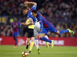 ''Él vuela. Sale disparado. Parece que le pegan un tiro. Da una pirueta muy importante. Para mí no es penalti'', dice Martín. EFE / A. Estévez