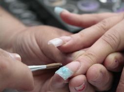 Al momento de elegir un esmalte, debes asegurarte que combine con tu tono de piel y se adapte a tu personalidad. EL INFORMADOR / ARCHIVO