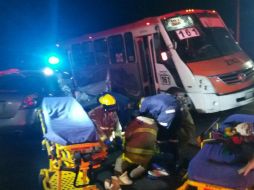 El camión de la ruta 611 estaba por utilizar el ingreso a Hacienda Copala cuando el vehículo se impactó. ESPECIAL / Bomberos de Zapopan