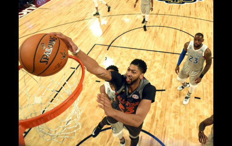 Imponente. Con sus 2.08 metros de altura, Anthony Davis se ha convertido en una fuerza dentro de la NBA. EFE / B. Donnan