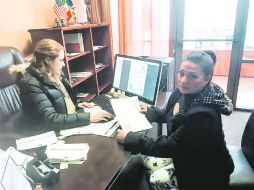 Livier Sandoval (derecha) se acercó al Centro Jalisco en LA para tramitar un acta de nacimiento que requiere para obtener empleo. ESPECIAL /