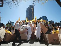 Simpatizantes del PRD se manifiestan a metros de la embajada de Estados Unidos en la Ciudad de México. SUN / A. Leyva
