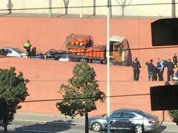 El camión circulaba a gran velocidad y en sentido contrario; varios coches presentaron daños y una mujer resultó herida. TWITTER / @uklanor