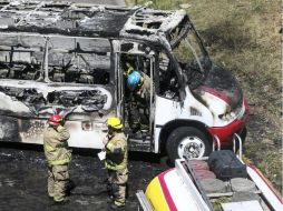 Los sujetos colocan camiones sobre la carretera conocida como ''La 50'' y prenden fuego a una de las unidades. EL INFORMADOR / ARCHIVO
