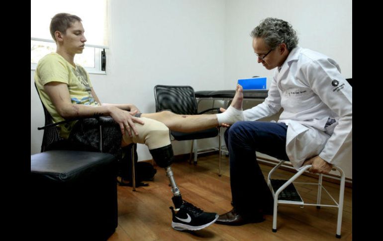 El portero está aprendiendo a caminer de nuevo. EFE / S. Moreira