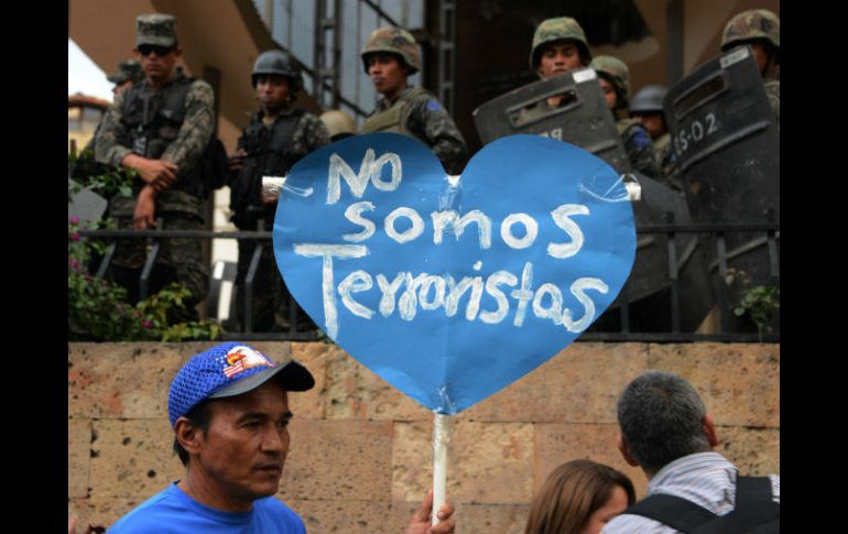 El secretario del legislativo argumentó que en las manifestaciones se cometen actos violentos, como incendiar negocios. AFP / O. Sierra