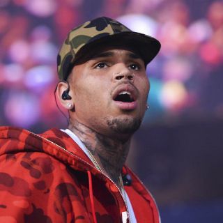 Justicia de EU prohíbe a Chris Brown acercarse a exnovia