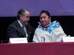 El procurador Raúl Cervantes y Alberta Alcántara en la ceremonia. EFE / S. Gutiérrez