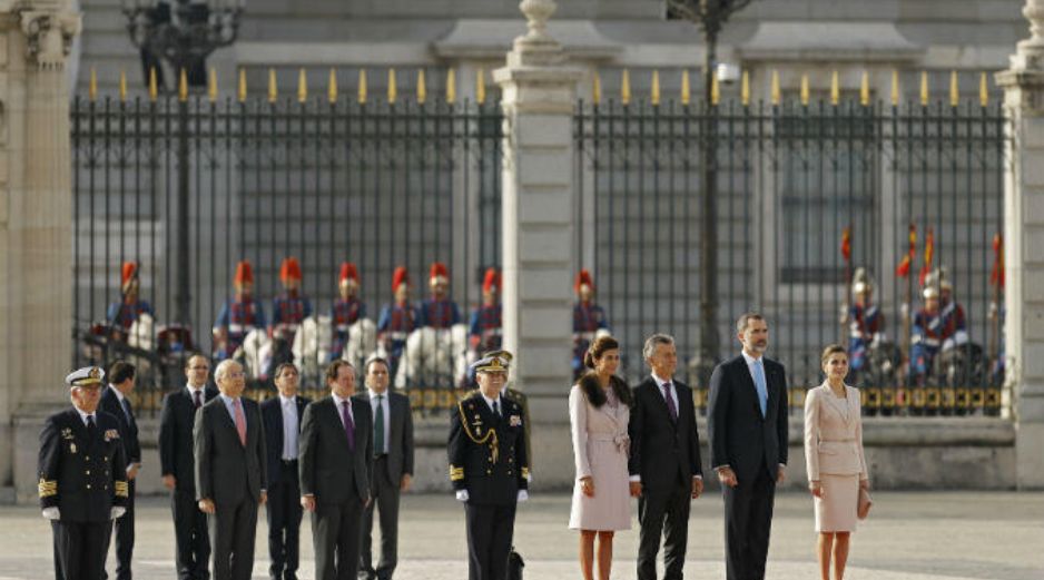Los reyes Felipe y Letizia, así como Macri y su esposa, durante la ceremonia en la Plaza de la Armería del Palacio Real. AP / F. Seco
