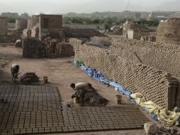 El presidente yemita indica que son prioridad las redes energéticas, de distribución de agua, las carreteras, sanidad y educación. AP / ARCHIVO