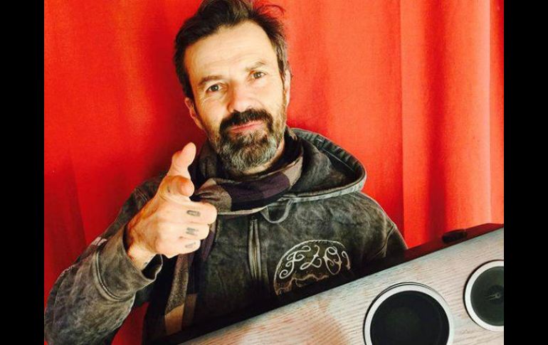 Desde que hizo público su padecimiento, el intérprete de la banda española ha mostrado buen humor y buen ánimo. FACEBOOK / Jarabe de Palo