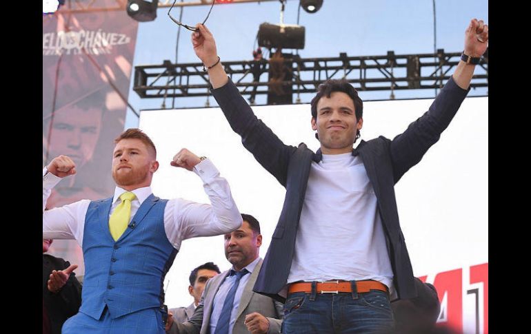 Chávez Jr. (I) se muestra confiado en vencer a Álvarez (D). MEXSPORT / ARCHIVO