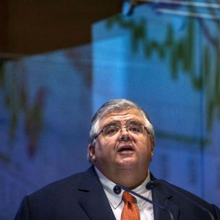 Carstens celebra recuperación del peso