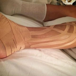 Paulina Rubio comparte imagen, tras caída en concierto