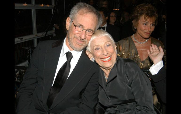 Spielberg calificó a su madre como su 'amuleto de la suerte' en un discurso tras recibir el Oscar por 'Schindler's List'. TWITTER / @EW