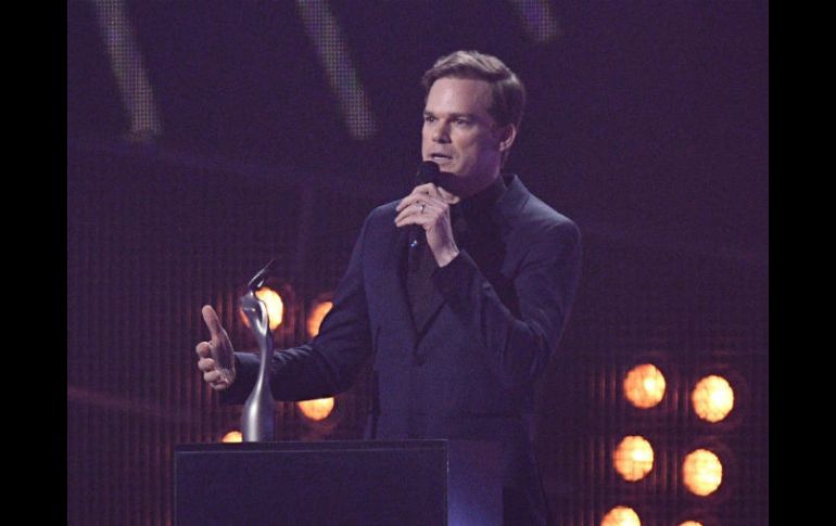 El actor Michael C. Hall fue el encargado de recibir el premio en nombre de Bowie. AFP / J. Tallis