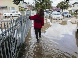 Cerca de 14 mil personas viven en la zona amenazada por las inundaciones y más de 200 fueron rescatadas en botes inflables. EFE / P. DaSilva