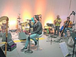 'El Potrillo', desde su llegada, se posicionó en el centro y comenzó a crear una atmósfera romántica gracias a su voz. ESPECIAL / CORTESÍA GRUPO FERNÁNDEZ