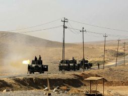 Soldados iraquíes prueban su armamento antes de participar en un combate para recuperar los barrios. EFE / B. Rasol