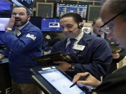 Los operadores en el parqué neoyorquino se dividieron entre los avances y los retrocesos. AP / ARCHIVO