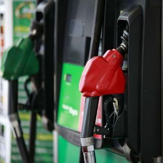 El diesel baja tres centavos este viernes; gasolinas sólo uno