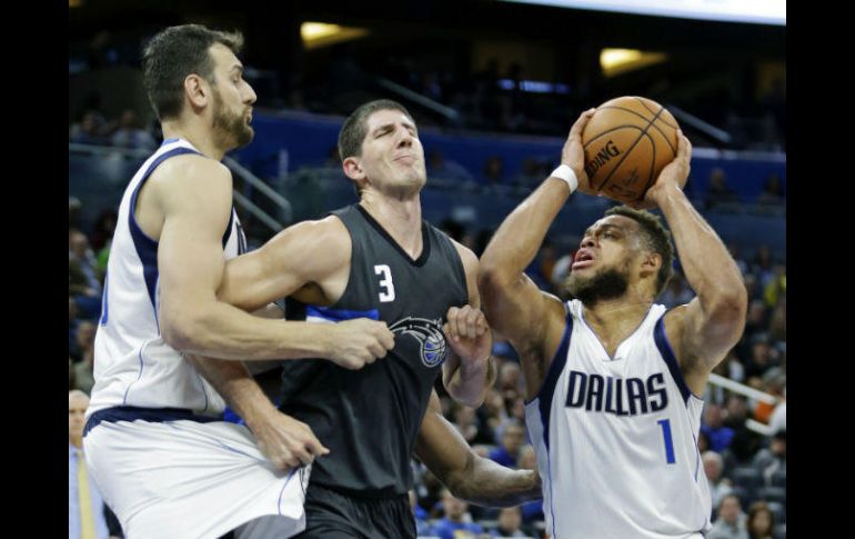 A cambio de Bogut (I), los 76ers cedieron a Nerlens Noel. AP / A