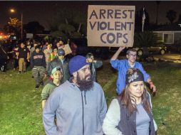 Cientos de personas se apostaron en el domicilio del agente de la policía para exigir su castigo. AP / J. Sudock