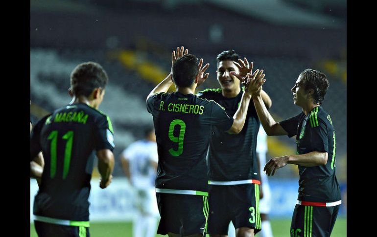 El delantero de México Ronaldo Cisneros festeja junto a sus compañeros su quinta anotación del certamen. TWITTER / @miseleccionmx
