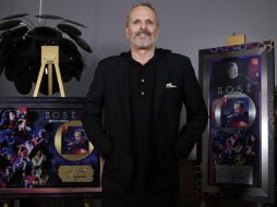 Miguel Bosé recibió disco de oro y platino por las altas ventas de su más reciente álbum, Bosé MTV Unplugged. SUN / A. Salinas