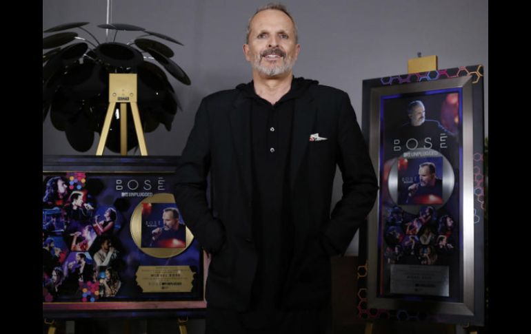 Miguel Bosé recibió disco de oro y platino por las altas ventas de su más reciente álbum, Bosé MTV Unplugged. SUN / A. Salinas