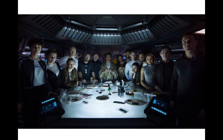 En el video se puede ver a la tripulación de la nave Covenant en medio de un brindis que comienza cuando el capitán se marcha. TWITTER / @AlienAnthology