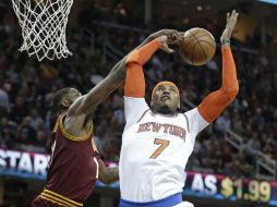 Carmelo Anthony (foto) permanecerá en las filas de los Knicks, que ayer enfrentaron a los Cavaliers. AP / T. Dejak