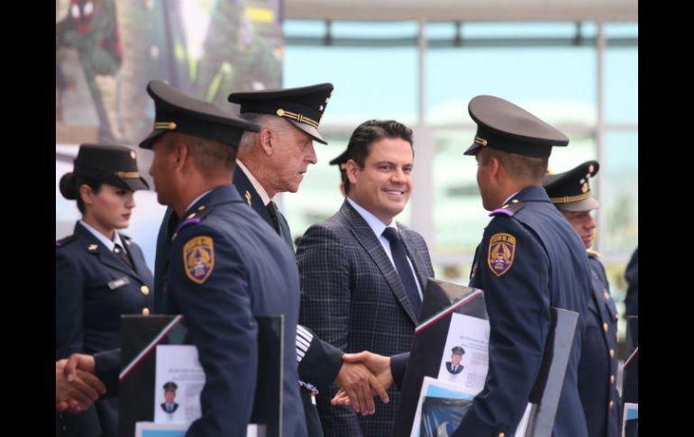 Salvador Cienfuegos, secretario de la Defensa Nacional, y Aristóteles Sandoval en la graduación de cadetes del Colegio del Aire. EL INFORMADOR / R. Tamayo