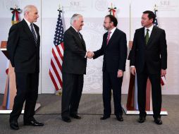 John Kelly y Rex Tillerson secretarios de Seguridad y de Estado, saludan a Luis Videgaray y a Miguel Ángel Osorio Chong. AP / R. Schemidt