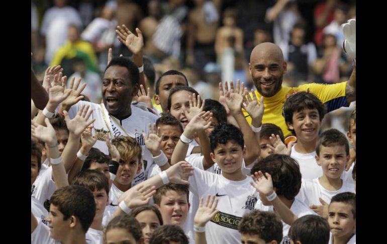 ''Edinho'' (D) jugó como arquero del club Santos, el mismo donde se hizo famoso su padre. Se retiró en 1999. AP / ARCHIVO