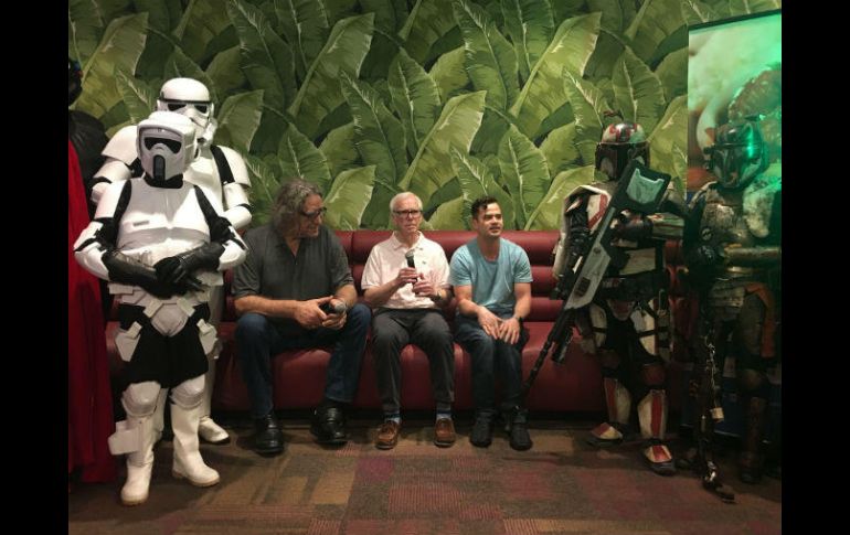 A los actores Peter Mayhew (i), Jeremy Bulloch (c) y Daniel Logan (d) les impacta la recepción del film a más de 40 años de su estreno. EFE / J. Muñiz
