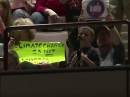 'Donald Trump piensa que un muro es más importante que los juegos de los niños', dijo Toby al tomar el micrófono. YOUTUBE / JuDiVePi Tv