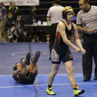 Transexual de 17 años causa polémica tras derrotar a una chica en lucha